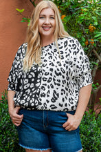 Cargar imagen en el visor de la galería, Black Plus Size Contrast Leopard Half Sleeve Blouse
