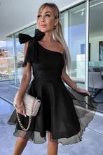 Cargar imagen en el visor de la galería, Black Bowtie One-shoulder Tulle Overlay Skater Dress
