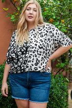 Cargar imagen en el visor de la galería, Black Plus Size Contrast Leopard Half Sleeve Blouse
