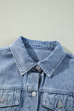 Cargar imagen en el visor de la galería, Beau Blue Ruffle Raw Hem Flap Pockets Denim Jacket
