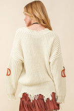 Cargar imagen en el visor de la galería, Beige Cable Knit Pumpkin Raw Hem V Neck Loose Sweater
