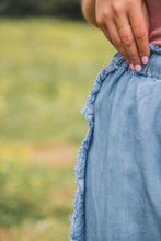 Cargar imagen en el visor de la galería, Myosotis Light Wash Raw Hem Ruffled Wide Leg Jeans
