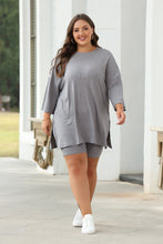 Cargar imagen en el visor de la galería, Light Grey Solid Color Loose Tunic Top and Slim Shorts Set
