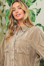 Cargar imagen en el visor de la galería, Golden Fleece Loose Fit Chest Pockets Buttoned Velvet Shirt
