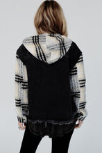 Cargar imagen en el visor de la galería, Black Plaid Sleeve Frayed Hem Hooded Denim Jacket
