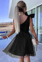 Cargar imagen en el visor de la galería, Black Bowtie One-shoulder Tulle Overlay Skater Dress
