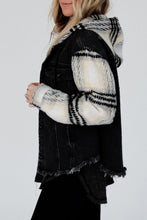 Cargar imagen en el visor de la galería, Black Plaid Sleeve Frayed Hem Hooded Denim Jacket
