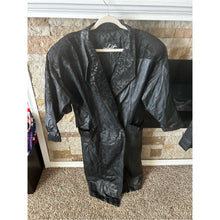 Cargar imagen en el visor de la galería, Vintage 80s Winlet 100% Genuine Leather Damask Print Black Abstract Coat
