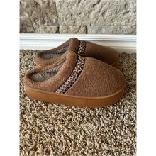 Cargar imagen en el visor de la galería, Brand New Chocolate Cozy Faux Sherpa Slippers- Women's
