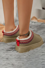 Cargar imagen en el visor de la galería, Sage Green Suede Print Plush Lined Snow Slide In Boots
