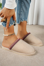 Cargar imagen en el visor de la galería, Gray Faux Suede Plush Liner Contrast Embroidered Detail Winter Slippers
