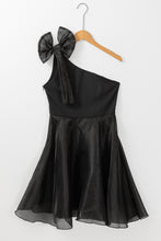 Cargar imagen en el visor de la galería, Black Bowtie One-shoulder Tulle Overlay Skater Dress
