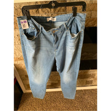 Cargar imagen en el visor de la galería, Levi Strauss Signature Mid Rise Skinny Light Wash Stretchy Jeans
