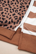 Cargar imagen en el visor de la galería, Khaki Leopard Striped Patchwork Plus Size Loose Sweatshirt
