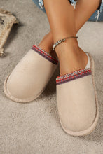 Cargar imagen en el visor de la galería, Gray Faux Suede Plush Liner Contrast Embroidered Detail Winter Slippers
