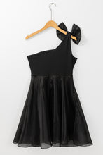 Cargar imagen en el visor de la galería, Black Bowtie One-shoulder Tulle Overlay Skater Dress
