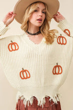 Cargar imagen en el visor de la galería, Beige Cable Knit Pumpkin Raw Hem V Neck Loose Sweater
