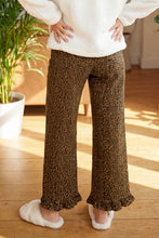 Cargar imagen en el visor de la galería, Brown Leopard Print Ruffled Hem Shift Jeans
