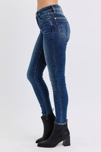 Cargar imagen en el visor de la galería, Judy Blue Full Size Mid-Rise Waist Skinny Jeans with Pockets
