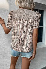 Cargar imagen en el visor de la galería, Khaki Leopard Shirred Round Neck Puff Sleeve Blouse
