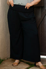 Cargar imagen en el visor de la galería, Black Shirred High Waist Plus Size Wide Leg Pants
