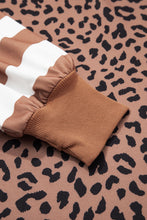 Cargar imagen en el visor de la galería, Khaki Leopard Striped Patchwork Plus Size Loose Sweatshirt
