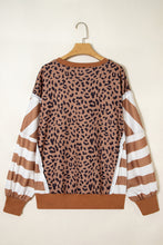 Cargar imagen en el visor de la galería, Khaki Leopard Striped Patchwork Plus Size Loose Sweatshirt
