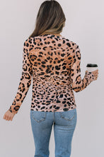 Cargar imagen en el visor de la galería, Brown Leopard Round Neck Long Sleeve Slim Top
