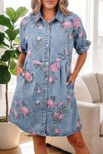 Cargar imagen en el visor de la galería, Sky Blue Floral Print Denim Short Sleeve Button Down Dress
