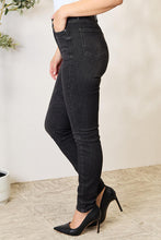 Cargar imagen en el visor de la galería, Judy Blue Full Size Tummy Control High Waist Denim Jeans
