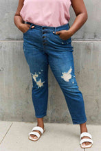 Cargar imagen en el visor de la galería, Judy Blue Melanie Full Size High Waisted Distressed Boyfriend Jeans
