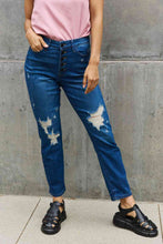 Cargar imagen en el visor de la galería, Judy Blue Melanie Full Size High Waisted Distressed Boyfriend Jeans
