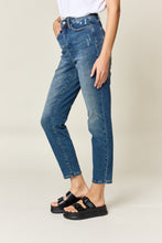 Cargar imagen en el visor de la galería, Judy Blue Full Size Tummy Control High Waist Slim Jeans
