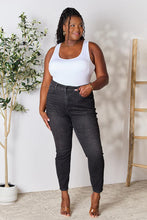 Cargar imagen en el visor de la galería, Judy Blue Full Size Tummy Control High Waist Denim Jeans
