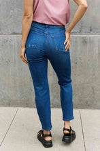 Cargar imagen en el visor de la galería, Judy Blue Melanie Full Size High Waisted Distressed Boyfriend Jeans
