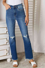 Cargar imagen en el visor de la galería, Judy Blue Full Size Distressed Raw Hem Jeans
