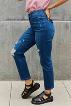 Cargar imagen en el visor de la galería, Judy Blue Melanie Full Size High Waisted Distressed Boyfriend Jeans
