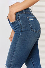 Cargar imagen en el visor de la galería, Judy Blue Full Size High Waist Distressed Slim Jeans
