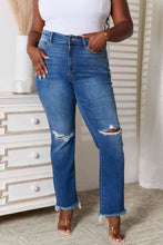 Cargar imagen en el visor de la galería, Judy Blue Full Size Distressed Raw Hem Jeans
