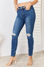 Cargar imagen en el visor de la galería, Judy Blue Full Size High Waist Distressed Slim Jeans
