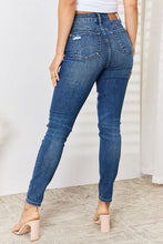 Cargar imagen en el visor de la galería, Judy Blue Full Size High Waist Distressed Slim Jeans
